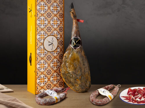Jamón de Bellota 50% raza ibérica Esencia Victoria y Lote de Longanizas de Chorizo y Salchichón ibéricas de Bellota