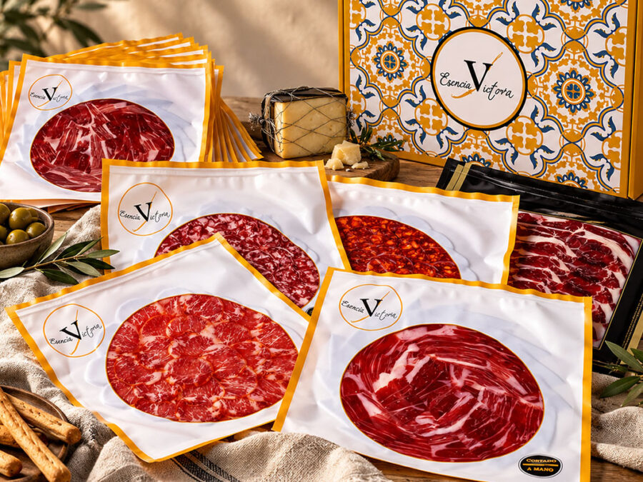Lote Cata Excelencia Ibérica: 3 sobres de Jamón Premium Excelencia etiqueta negra a cuchillo, 3 sobres de Paleta Premium Excelencia etiqueta negra, 3 sobres de Lomo Excelencia, 5 sobres de Chorizo ibérico de Bellota, 5 sobres de Salchichón ibérico de Bellota  y una cuña de Queso de Oveja curado al Romero